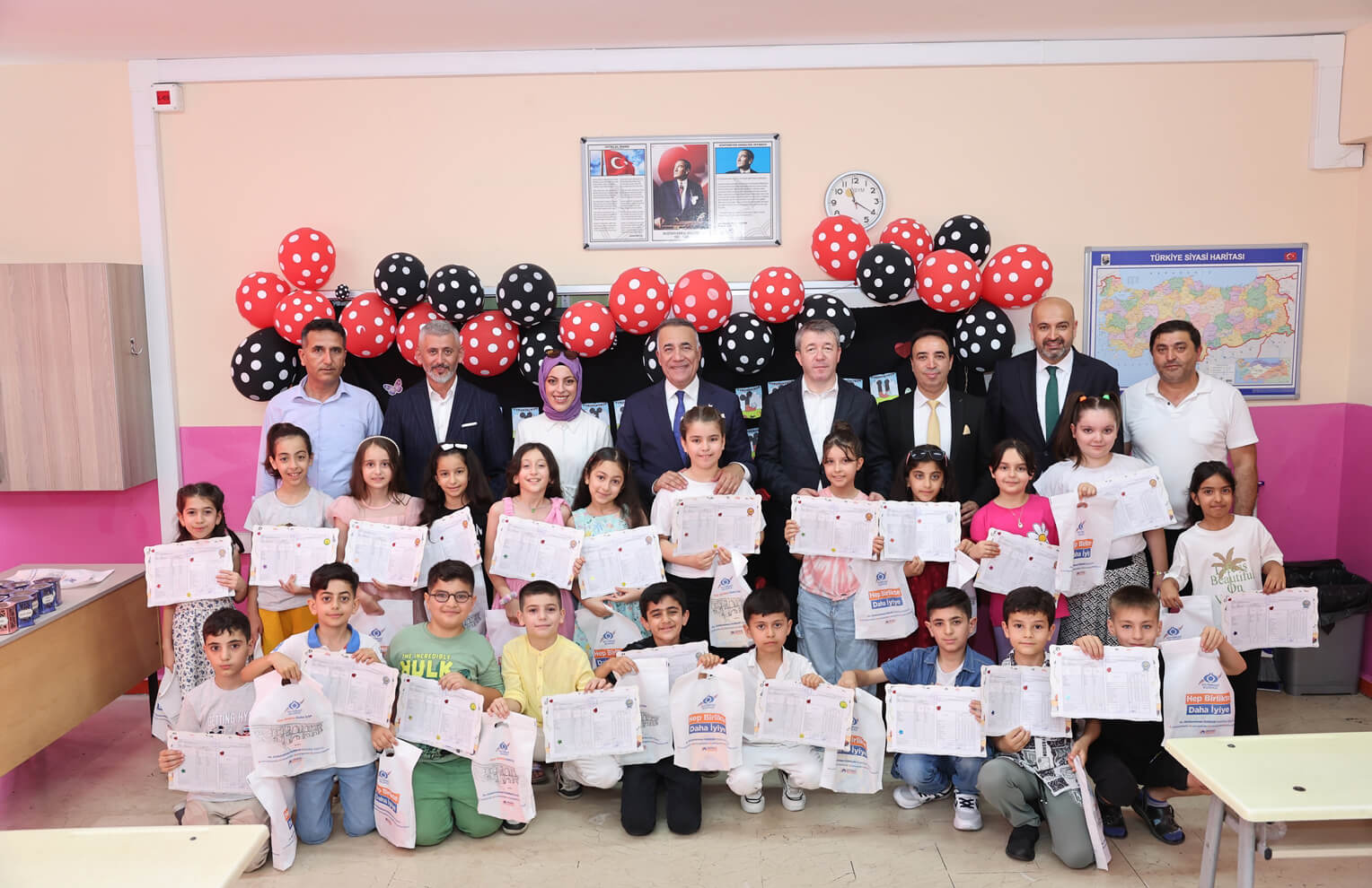 Başkan Dursun Miniklerin Karne Heyecanına Ortak Oldu