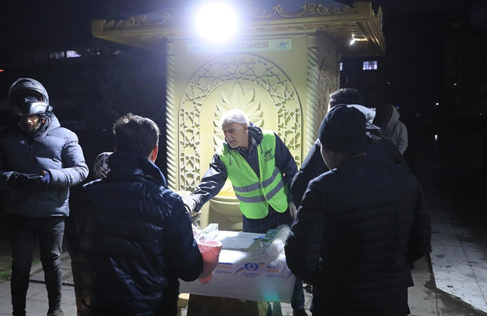 Sultangazi Belediyesi’nden İftara Yetişemeyenlere İkram Çeşmesi’nden Sıcacık Çorba