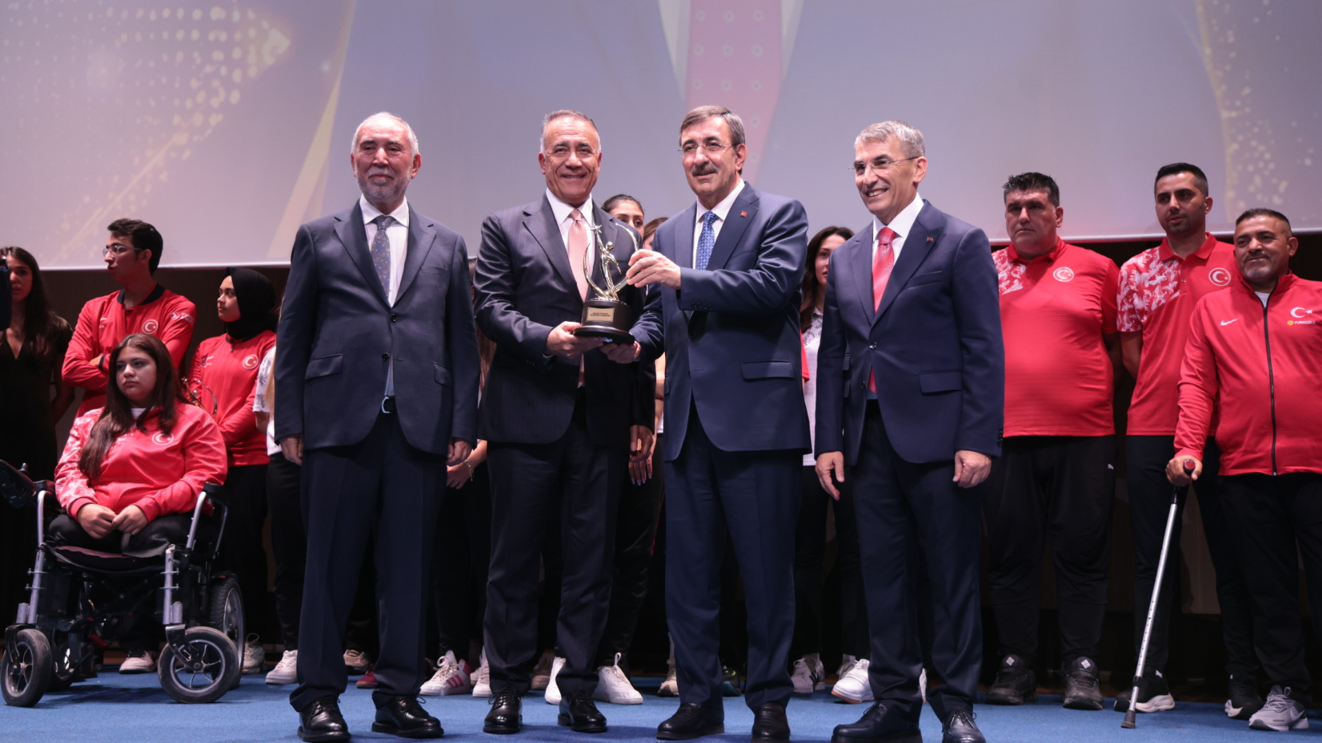 Ülke TV-Başkan Dursun’a Spora Destek Ödülü!