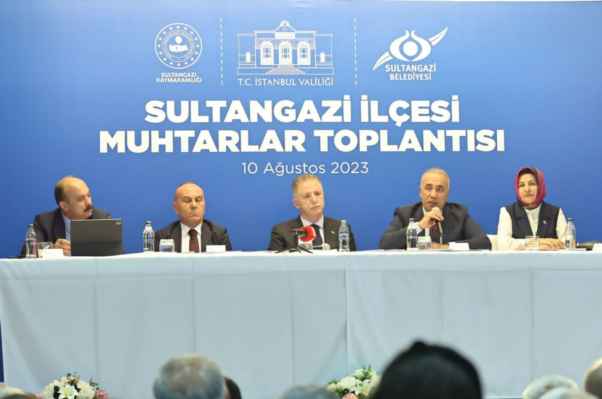 İstanbul Valisi Gül, Sultangazi’de Muhtarlarla Bir Araya Geldi