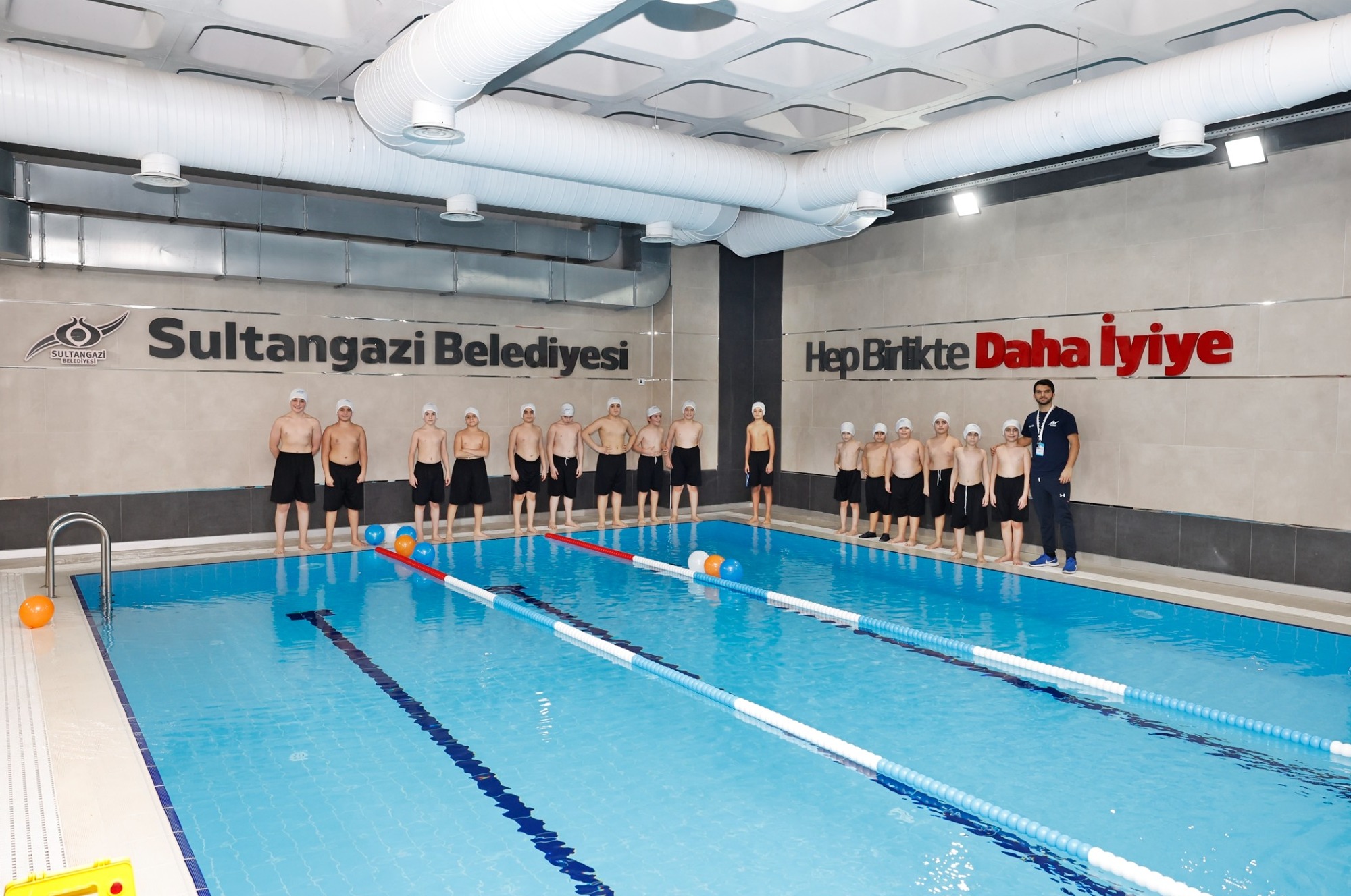 Sultangazi Belediyesi  “Kendine Değer Ver, Hayatında Spora Yer Ver” Diyerek Vatandaşları Yüzmeye Davet Ediyor