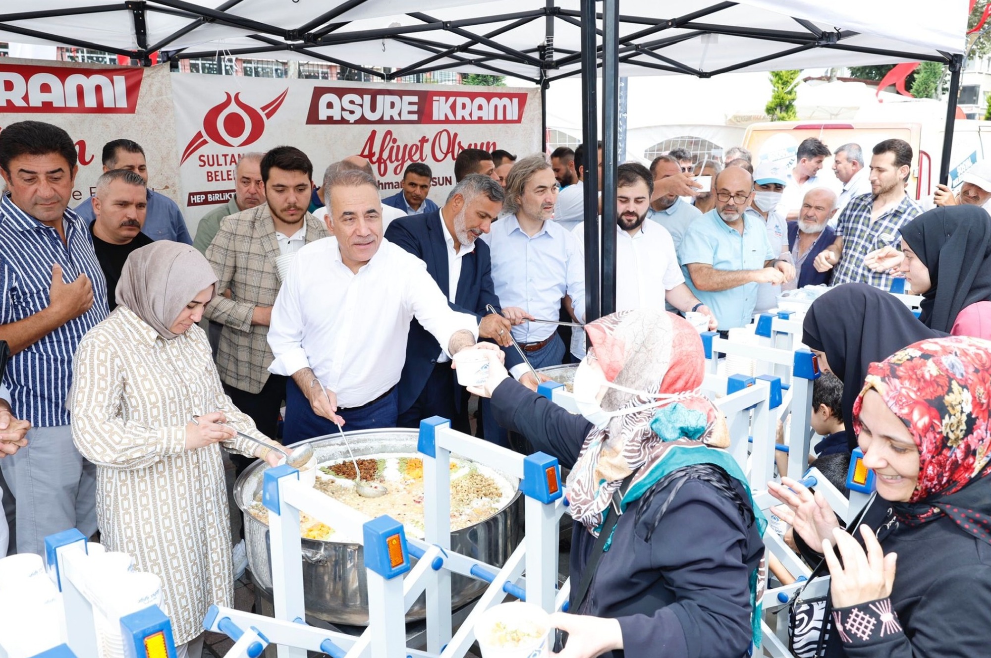 Sultangazi Belediye Başkanı Dursun Aşurenin Bereketini ve Muhabbetini Vatandaşlarla Paylaştı